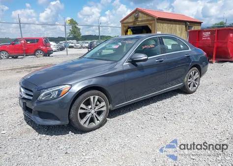 2015 Mercedes-Benz C 300 4Matic z USA, uszkodzony, nr VIN 55SWF4KB4FU030464